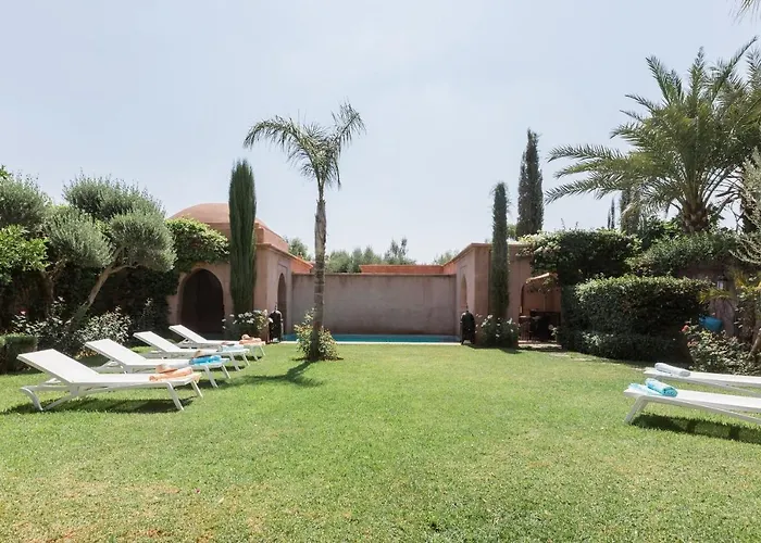 Villa Pauline With Private Pool & Garden, Hotel Service And No Insight.