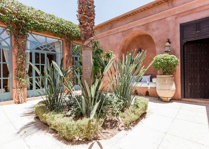 Villa Pauline With Private Pool & Garden, Hotel Service And No Insight.